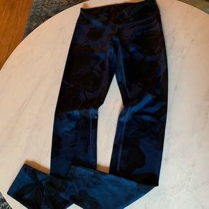 Lululemon Size 4 Leggings Blue & Black